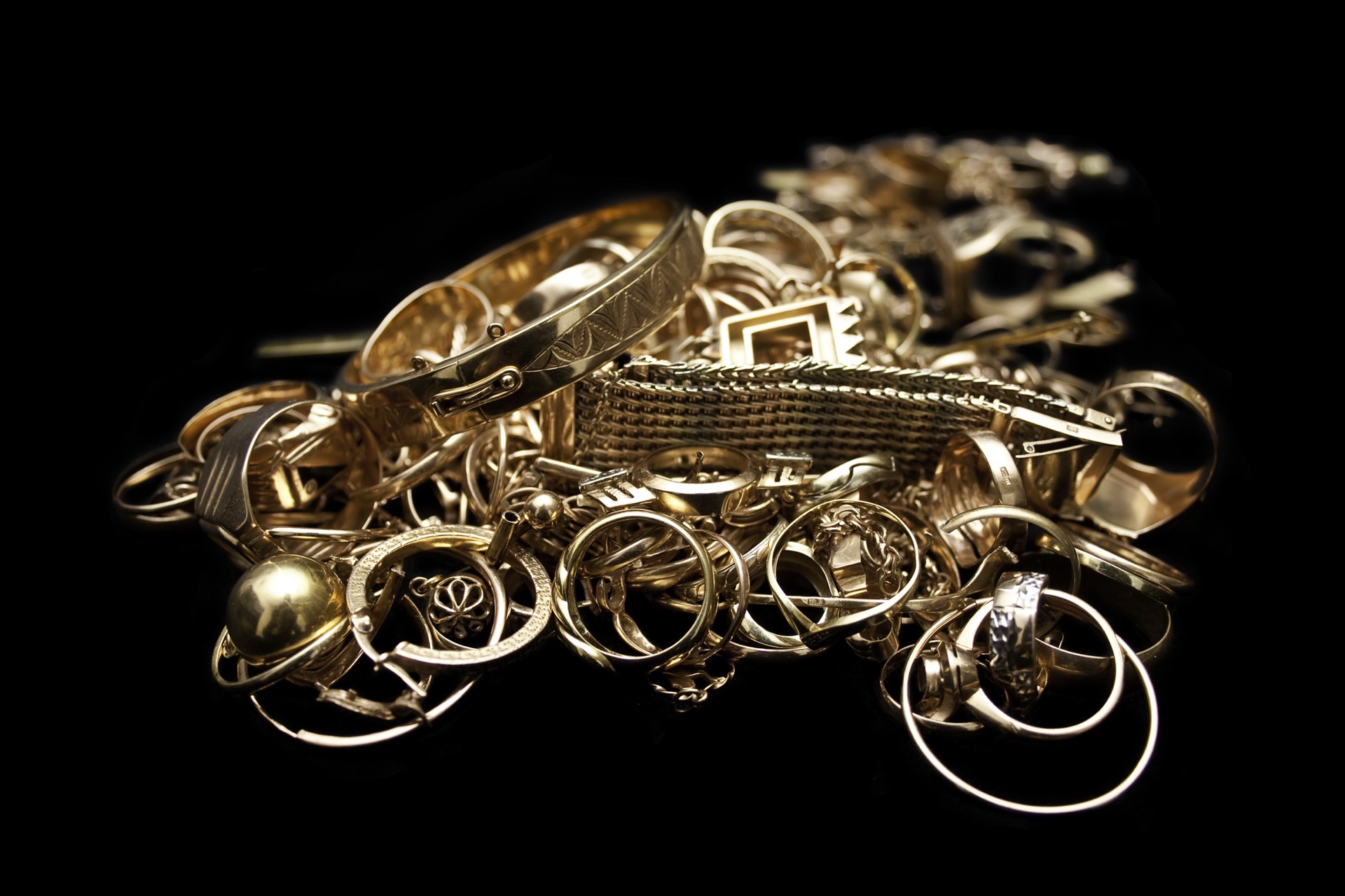 Débris et chutes d or - bagues bracelets chaînes en or à recycler - rachat or Paris