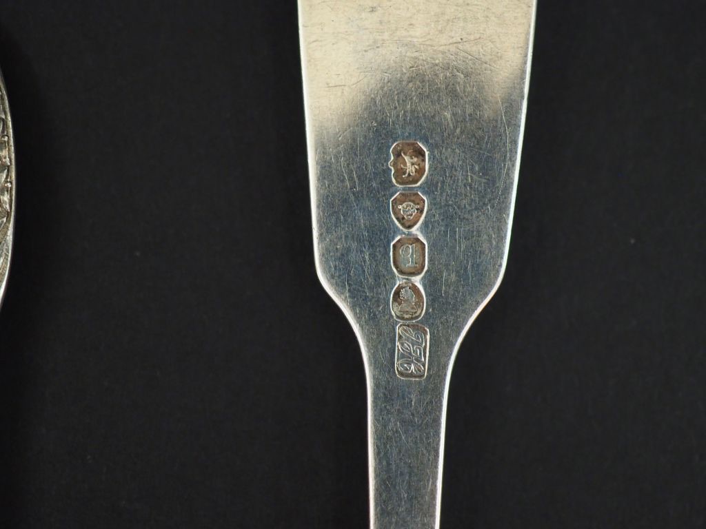Poinçons argent massif sur manche de couvert — identification Minerve et maître orfèvre