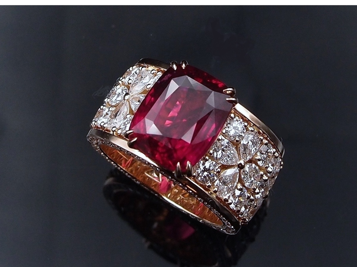 Bague rubis birman sang de pigeon taille coussin avec diamants — rachat rubis Paris